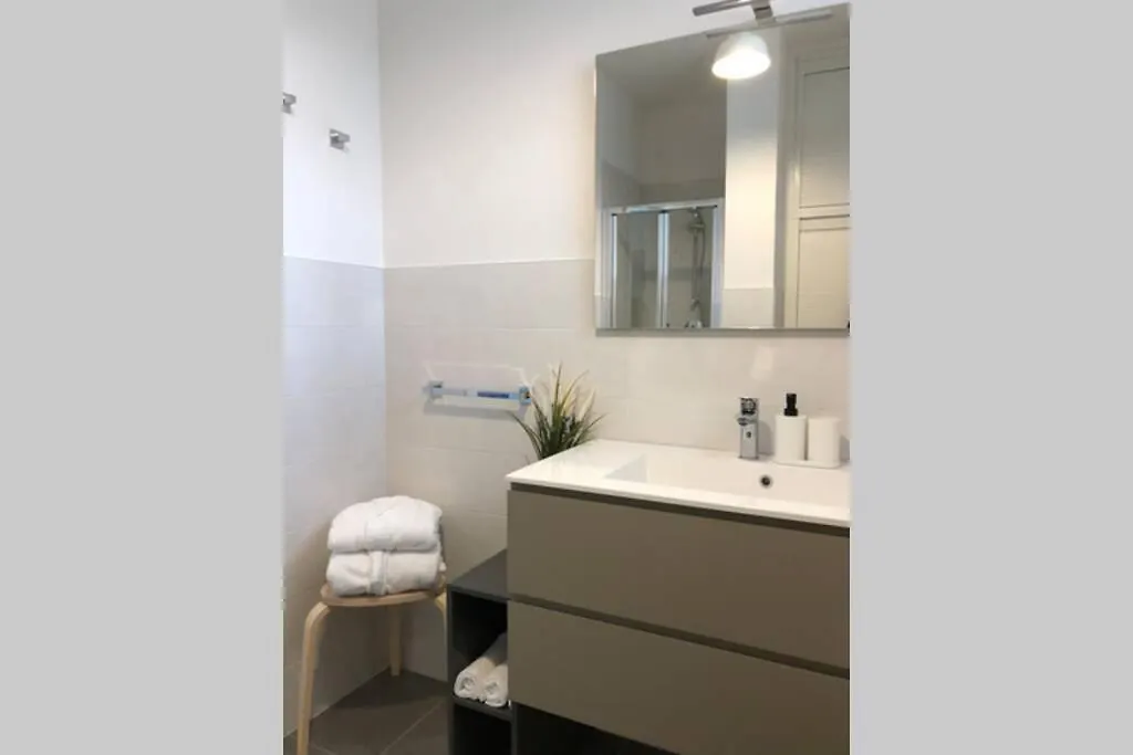 Appartement *Central Lakeside Apt*Swimming Pool & Free Parking Peschiera del Garda Italië